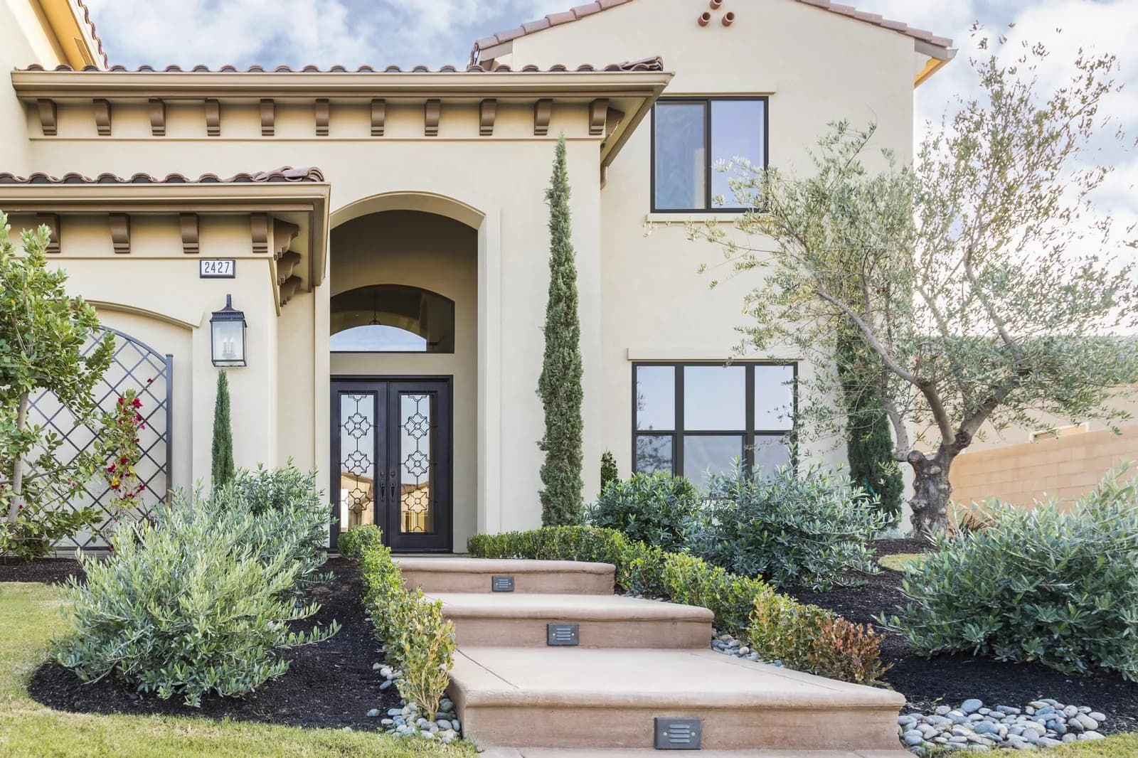 Anlin Catalina Series windows with even sightlines in a Central Texas living room