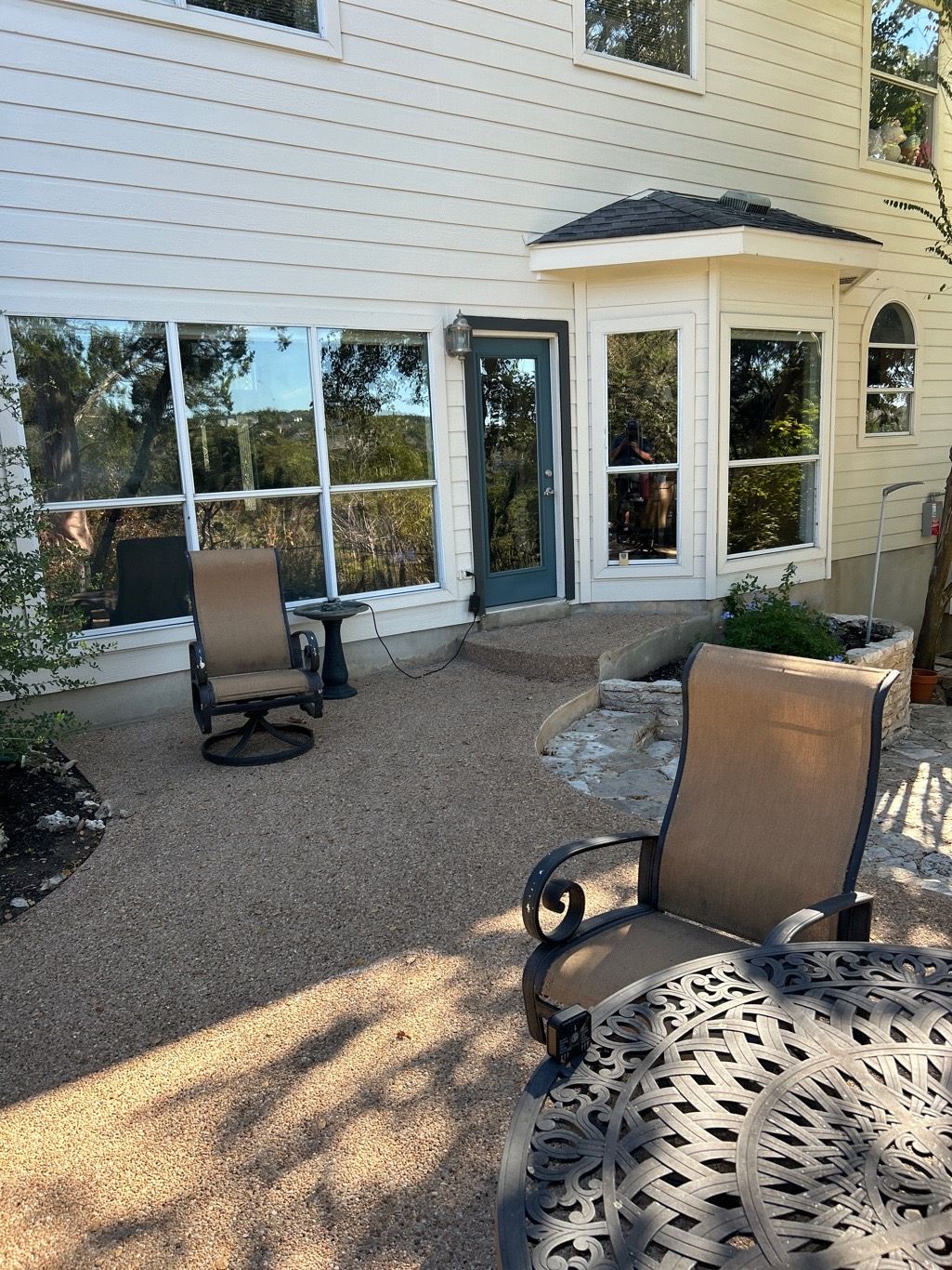 Old 3-bay mullion window before Anlin end-vent slider replacement on Austin TX home by Glacier Home Exteriors